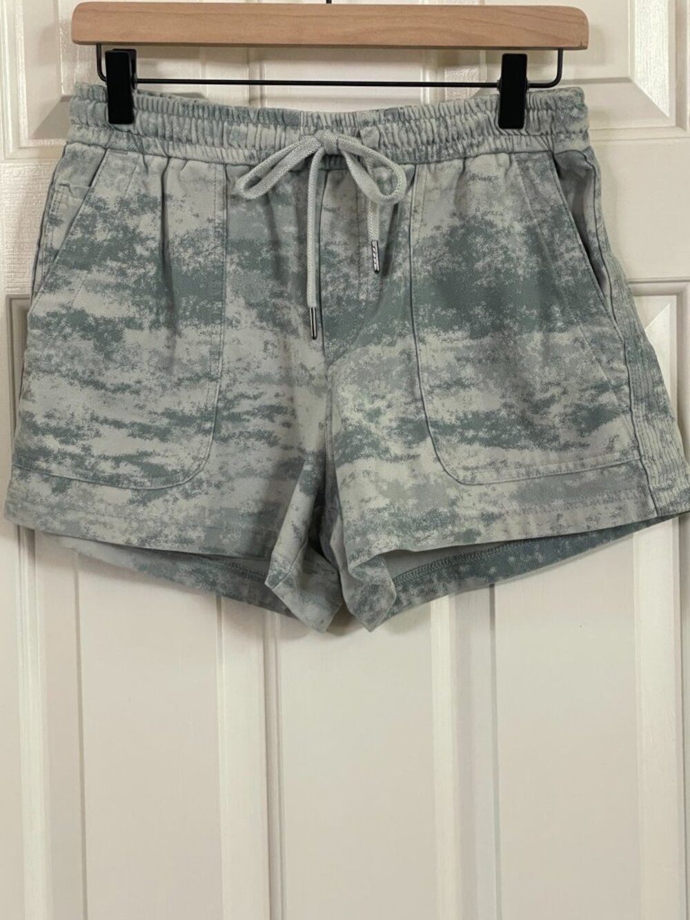 Athleta Farallon Shorts Fog Camo Coast Gray Green Women’s Medium